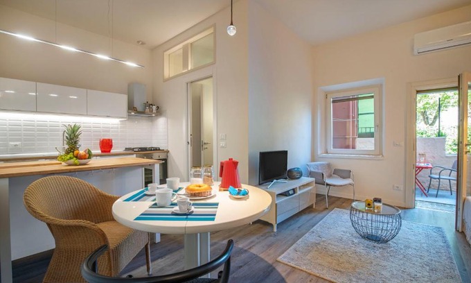 Dorsoduro Apartment | SNUG APARTMENT WITH PRIVATE COURTYARD M0270422677