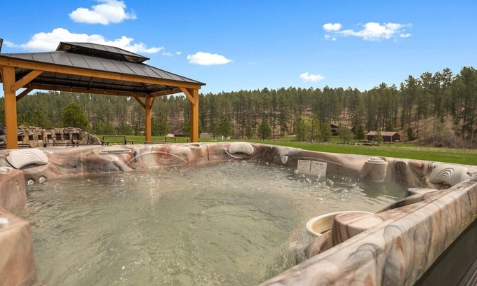 Hill City Apartment | Whitetail · Leighton`s Lodge-Hot Tub-Borders National Forest