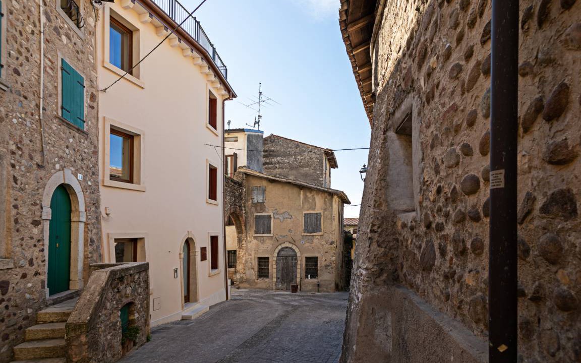 Photo of Buildings in Pacengo