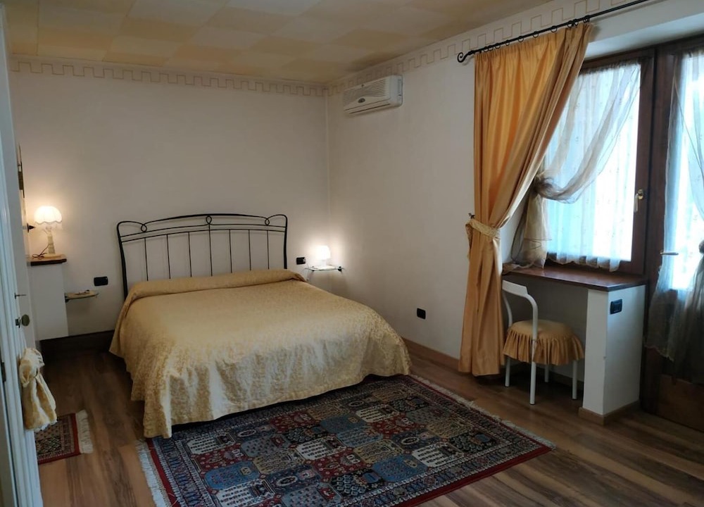 Photo of Bedroom in Miane