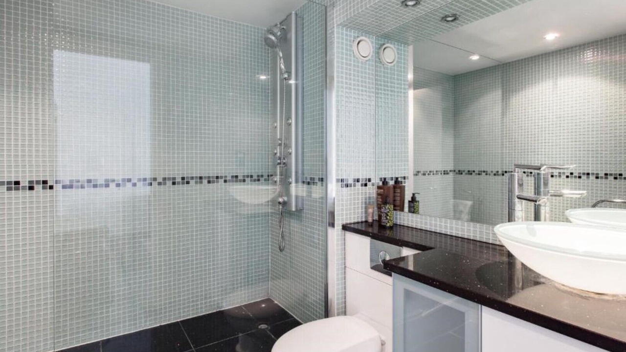 Photo of Bathroom in Island Gardens
