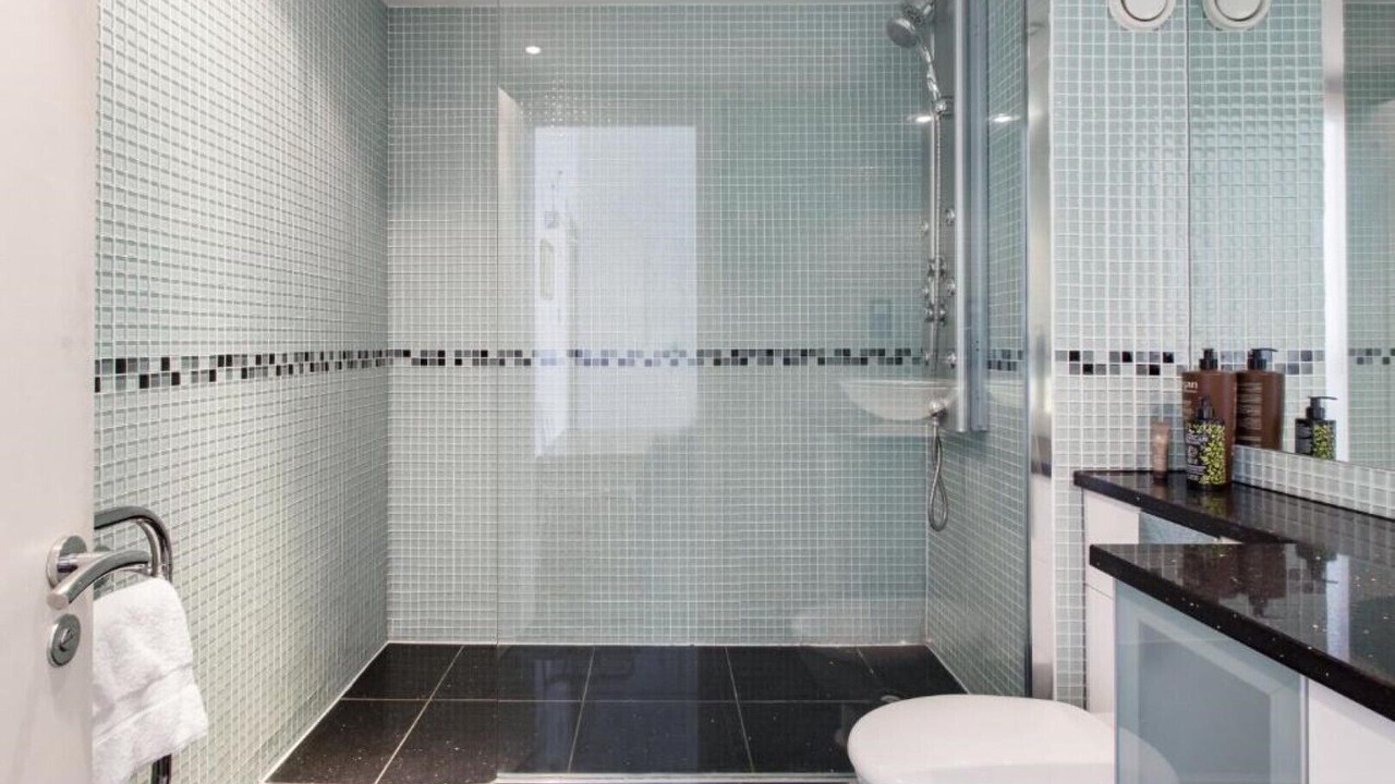 Photo of Bathroom in Island Gardens