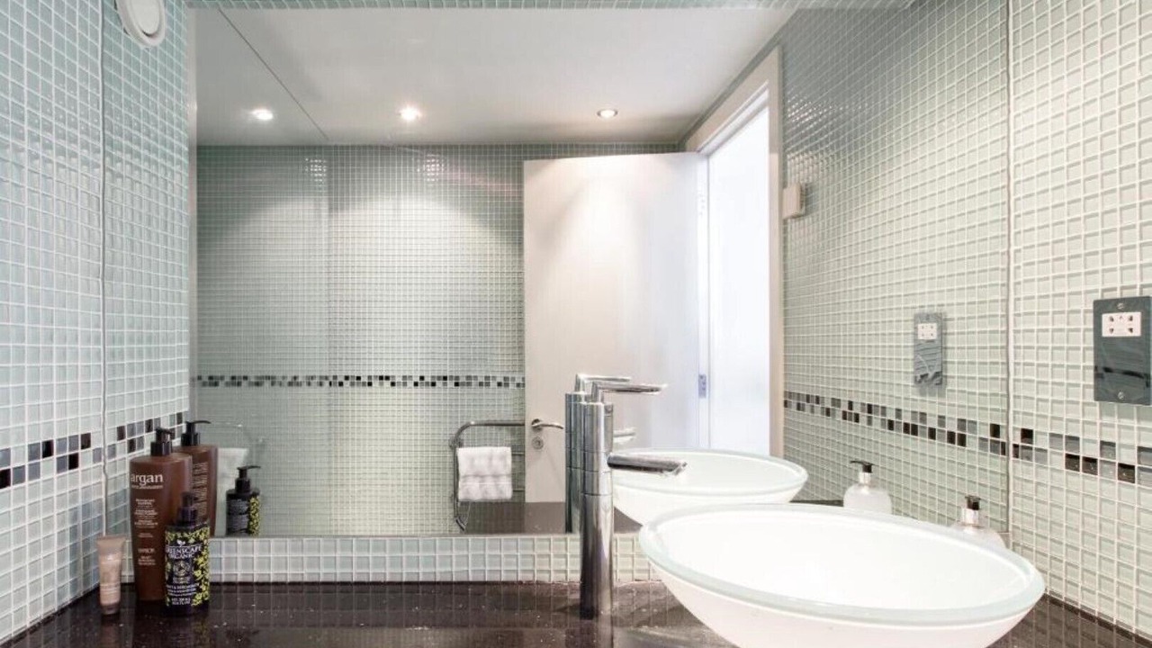 Photo of Bathroom in Island Gardens