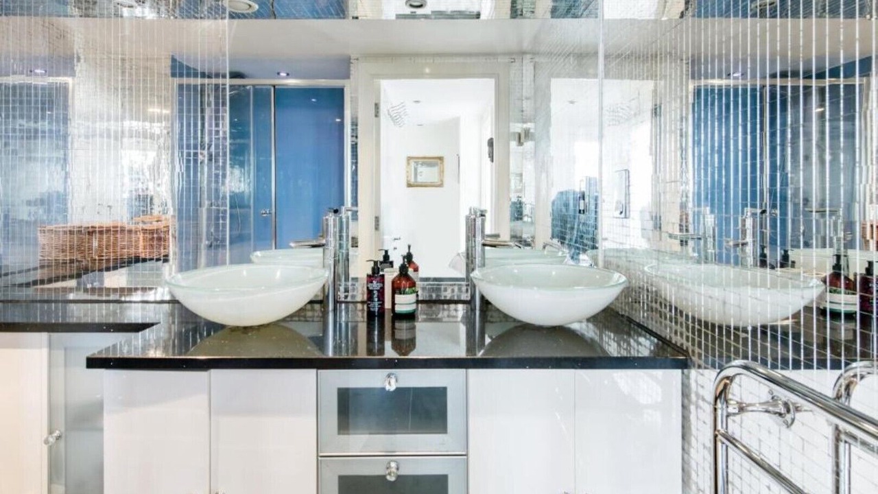 Photo of Bathroom in Island Gardens