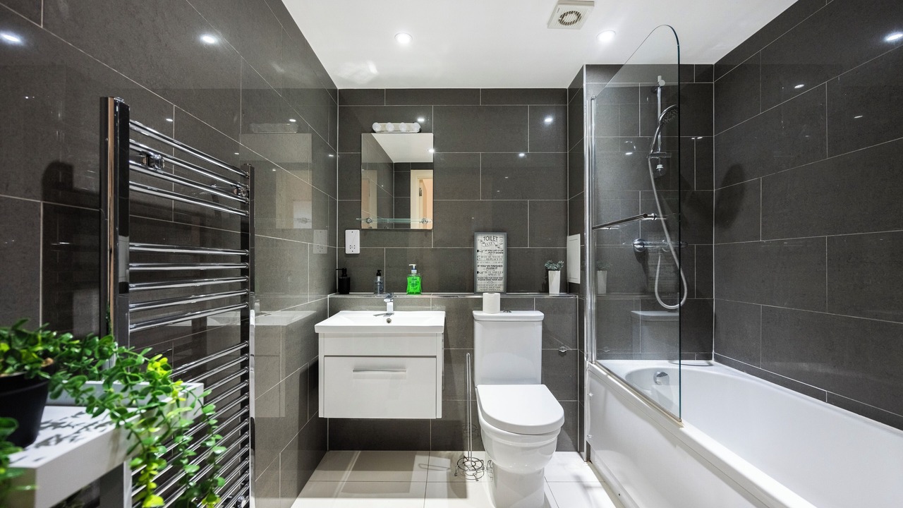 Photo of Bathroom in Island Gardens