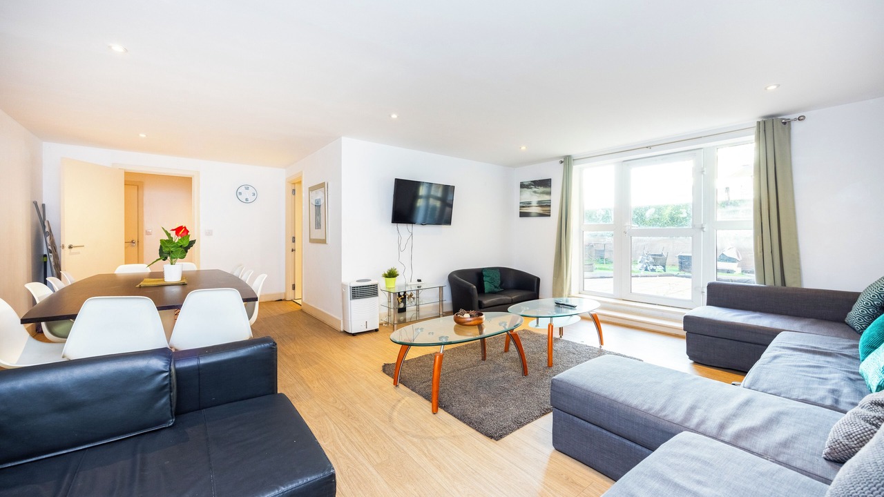 Photo of Livingroom in Island Gardens