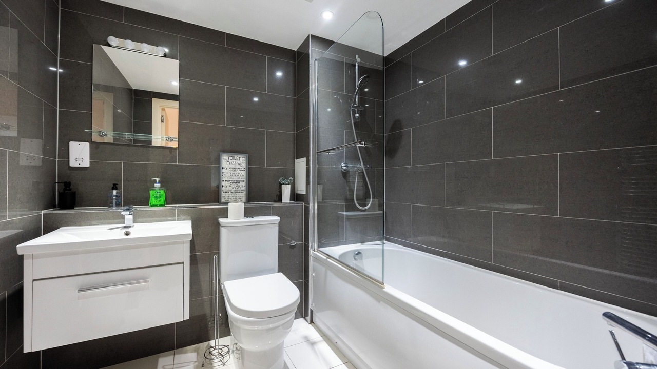 Photo of Bathroom in Island Gardens
