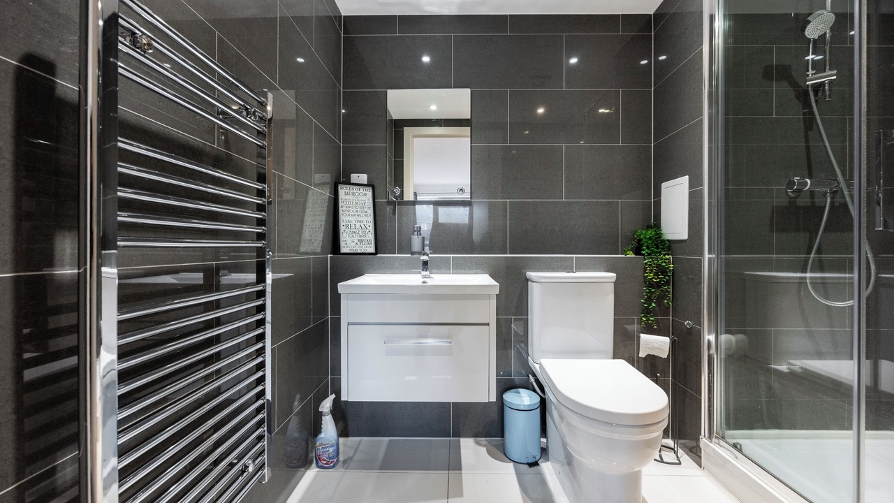 Photo of Bathroom in Island Gardens