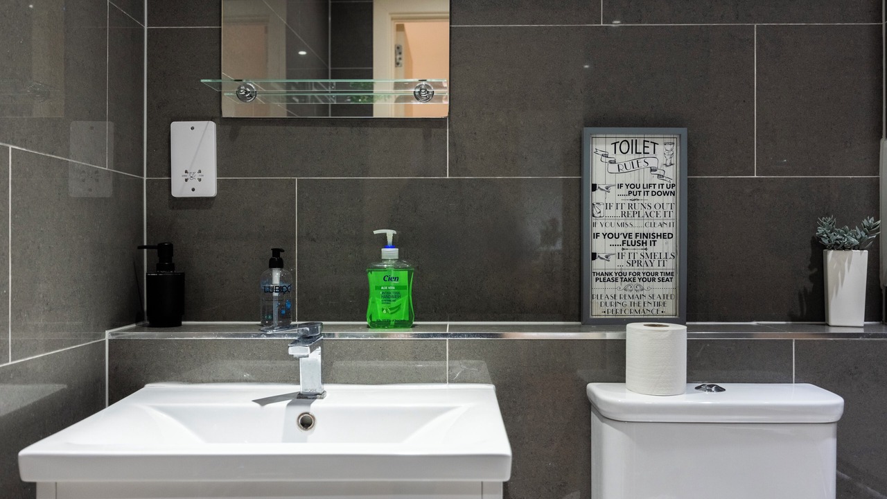 Photo of Bathroom in Island Gardens