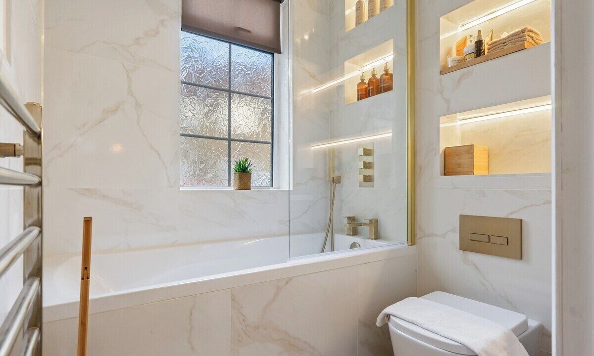 Photo of Bathroom in Island Gardens