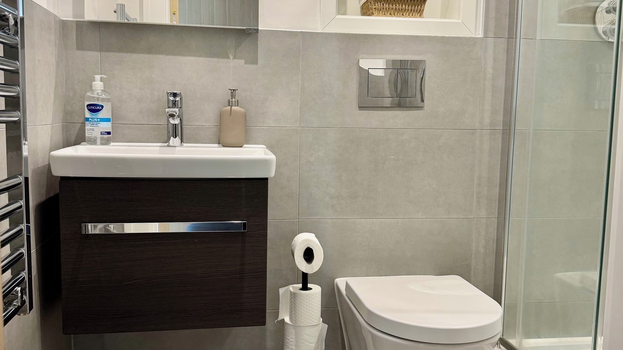 Photo of Bathroom in Raynes Park