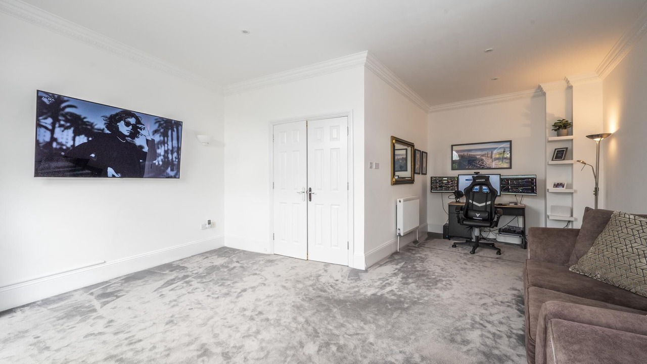Photo of Livingroom in Surbiton