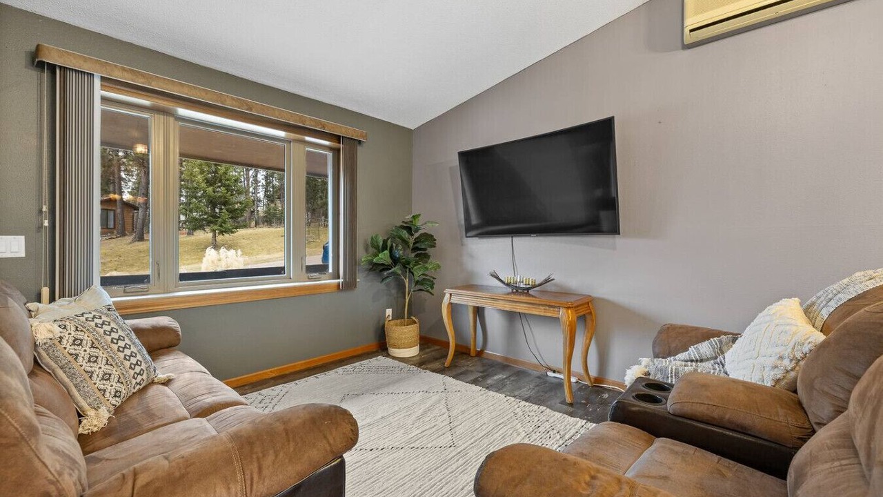 Photo of Livingroom in Colonial Pine Hills