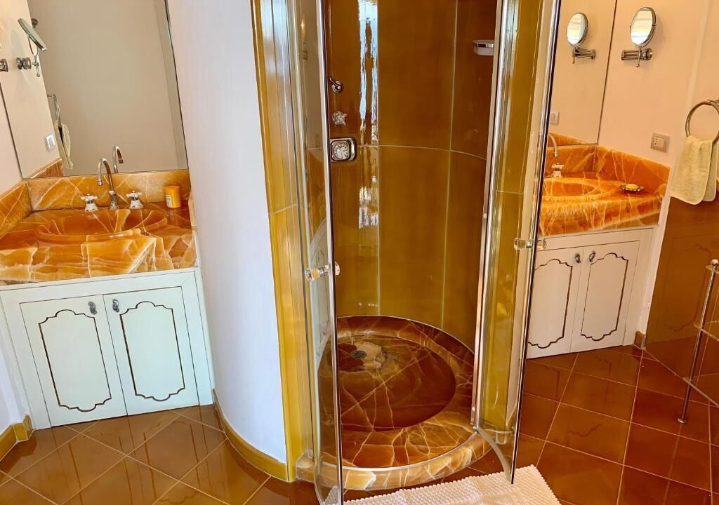 Photo of Bathroom in Furore
