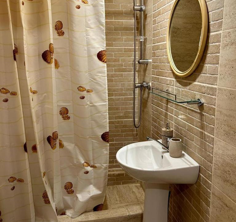 Photo of Bathroom in Crit