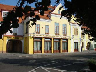 Photo of Buildings in Medias