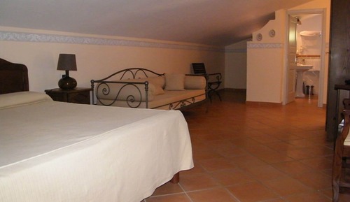 Economy Triple Room, Tower