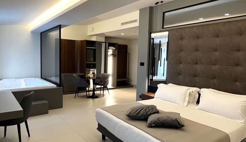 Superior Suite, 1 King Bed, Non Smoking, Balcony