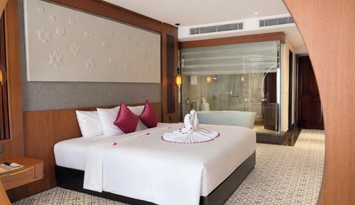 Yellow Lantern Suite