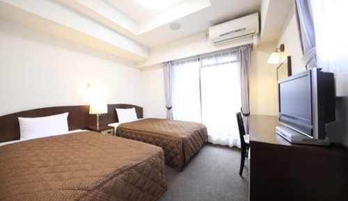 Twin Room, Smoking