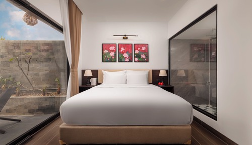 Superior Room, 1 King Bed, Balcony, Garden Area