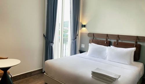 Deluxe Room, 1 King Bed, River View