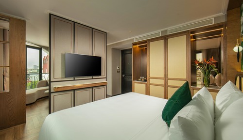 Deluxe Corner Suite