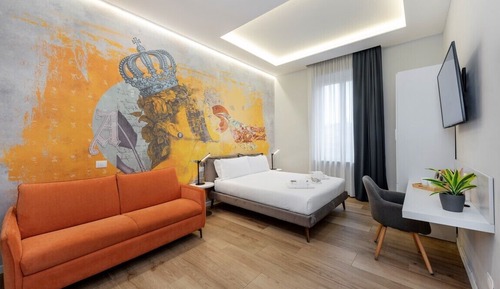 Room 102 Deluxe Queen Suite