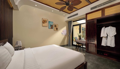 Deluxe Double Room, Bathtub, Pool View
