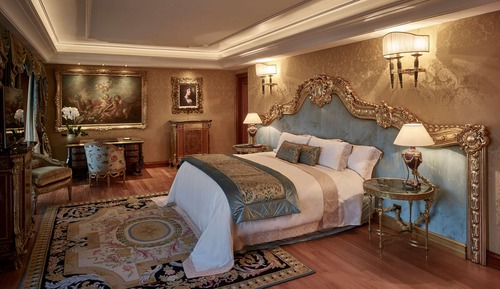 Signature Suite, 1 King Bed (Petronius Suite)