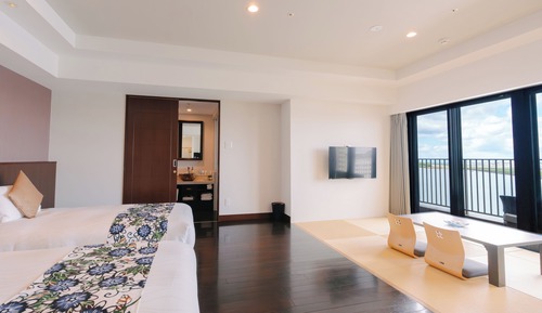 Private Open-air Onsen Bath / Corner Deluxe Twin Room With Tatami Area / Airport View