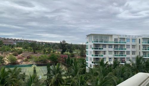 One-Bedroom Apartment with Balcony