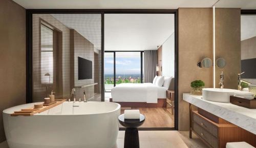 Exclusive King Suite with Lounge Access and Panorama View