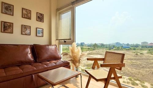 One-Bedroom Apartment with Lake View