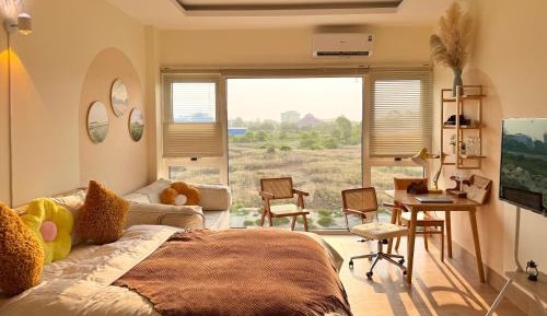 One-Bedroom Apartment with Lake View