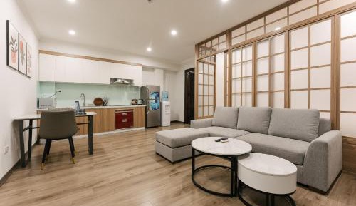 One-Bedroom Apartment with Lake View