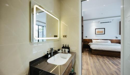One-Bedroom Apartment with Balcony