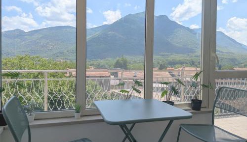 Apartment with Mountain View