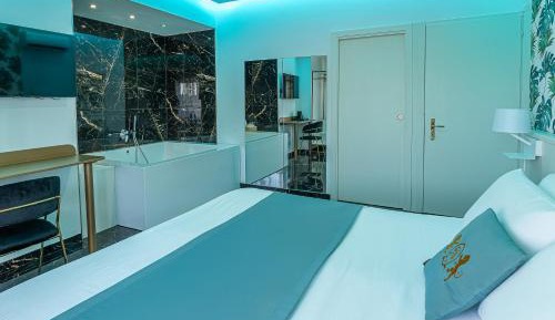 Deluxe Suite with Spa Bath