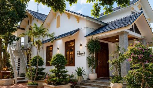 Villa with Garden View