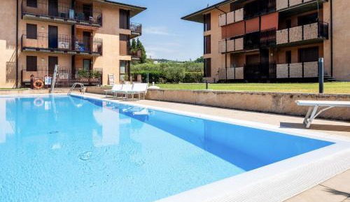Apartment with Pool View 