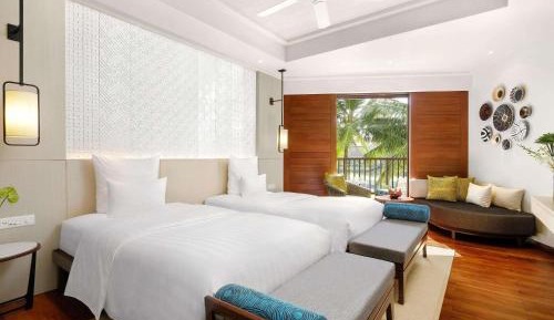 Deluxe Two Single Beds Room with Balcony - High Floor