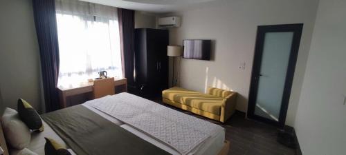 Deluxe Room (2 Adults + 1 Child)