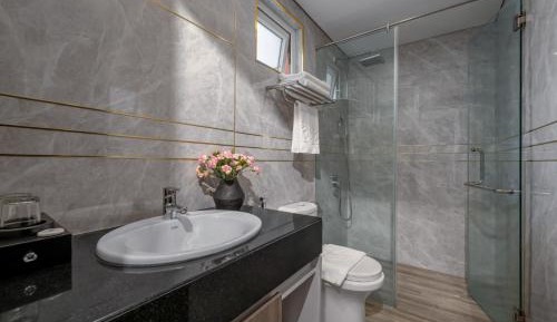Deluxe Twin Room with Window and Street View