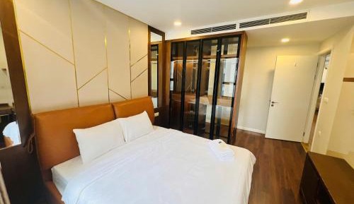 Three-Bedroom Apartment with Balcony