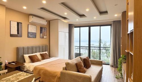 One-Bedroom Apartment with Lake View