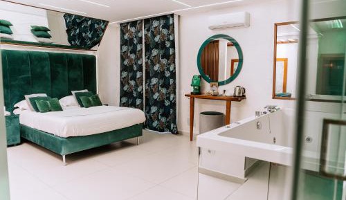 Queen Suite with Spa Bath