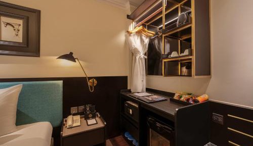 Deluxe Double Room, Bathtub - No window