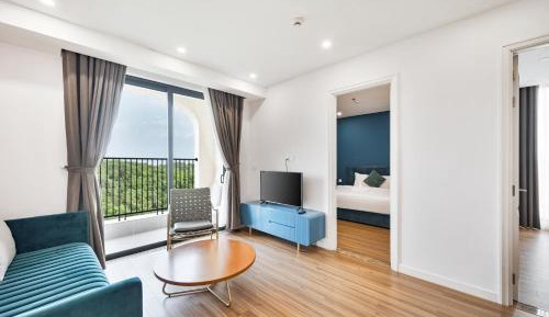 Three-Bedroom Apartment with Mountain View