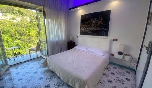 Deluxe Double Room with Side Sea View